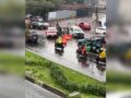 URGENTE. Muere hombre en moto arrollado por un Tesla afuera de un estacionamiento