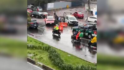 URGENTE. Muere hombre en moto arrollado por un Tesla afuera de un estacionamiento