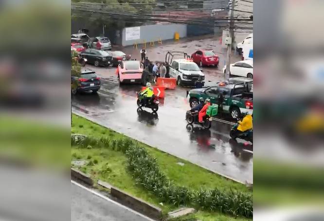URGENTE. Muere hombre en moto arrollado por un Tesla afuera de un estacionamiento