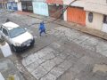 VIDEO: ‘¡Vecinooos!’; mujer era atacada en la calle cuando varios salieron a ayudarla