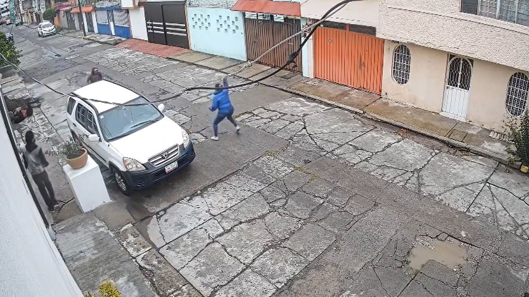 VIDEO: ‘¡Vecinooos!’; mujer era atacada en la calle cuando varios salieron a ayudarla