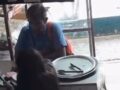 VIDEO: ‘¡Adiós!’; criminal engaña a empleada de panadería y le quita su celular