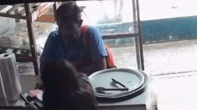 VIDEO: ‘¡Adiós!’; criminal engaña a empleada de panadería y le quita su celular