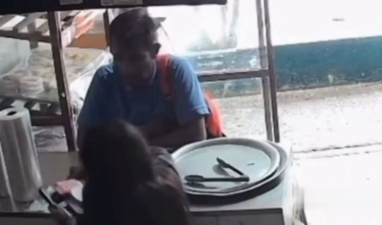 VIDEO: ‘¡Adiós!’; criminal engaña a empleada de panadería y le quita su celular