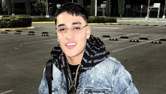 VIDEO: Fanática de ‘El Malilla’ acosa y toca al cantante en pleno show