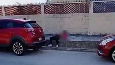 VIDEO: Borracha de 17 años se queda dormida en la banqueta y su bebé lloraba por comida
