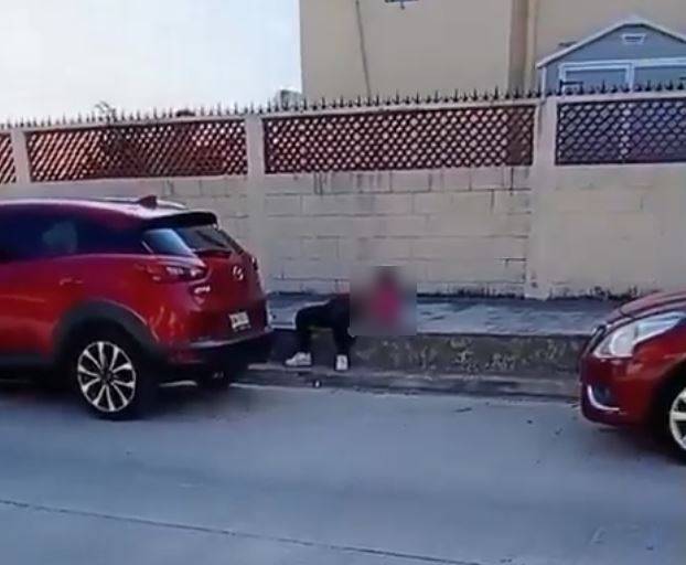 VIDEO: Borracha de 17 años se queda dormida en la banqueta y su bebé lloraba por comida