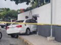 VIDEO: Sujetos en auto robado huían de policías y terminan estrellados en la Guardia Nacional