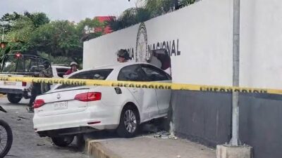 VIDEO: Sujetos en auto robado huían de policías y terminan estrellados en la Guardia Nacional