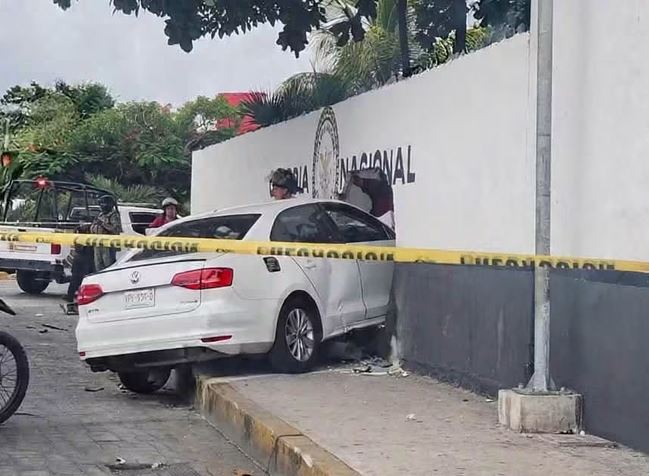 VIDEO: Sujetos en auto robado huían de policías y terminan estrellados en la Guardia Nacional
