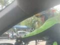 VIDEO: Motociclista agrede a conductora para pasar por donde no cabía