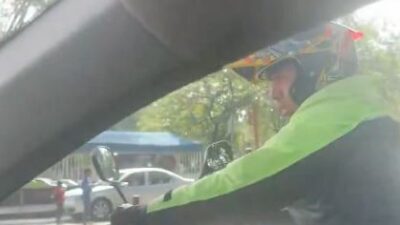 VIDEO: Motociclista agrede a conductora para pasar por donde no cabía