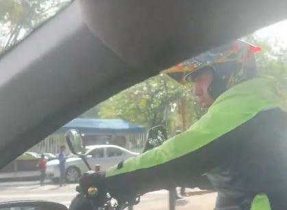 VIDEO: Motociclista agrede a conductora para pasar por donde no cabía