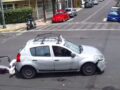 VIDEO: Conductor y motociclista pelean por nada y los dos terminan perdiendo