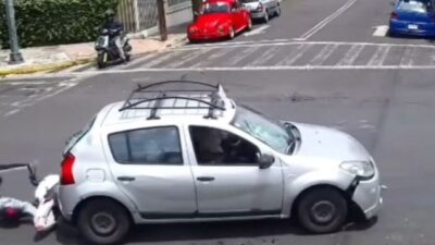 VIDEO: Conductor y motociclista pelean por nada y los dos terminan perdiendo