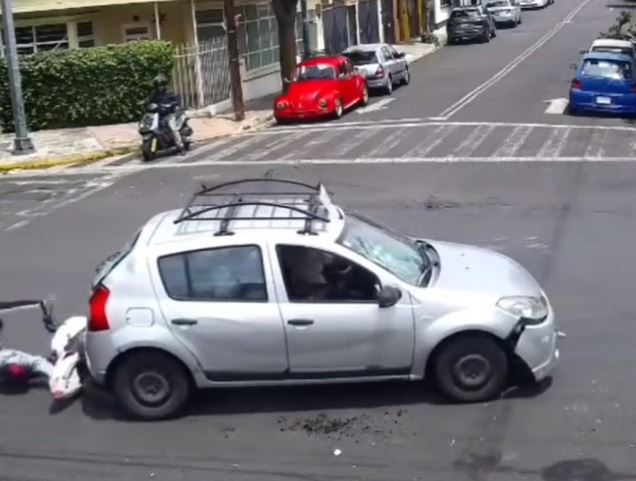 VIDEO: Conductor y motociclista pelean por nada y los dos terminan perdiendo