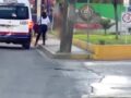 VIDEO: Sujeto sin ropa ataca a una mujer en la parada de la combi