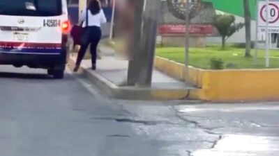 VIDEO: Sujeto sin ropa ataca a una mujer en la parada de la combi