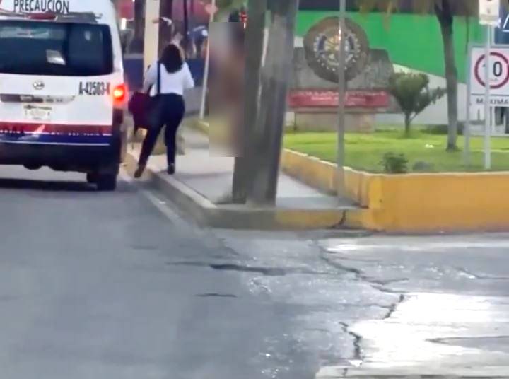 VIDEO: Sujeto sin ropa ataca a una mujer en la parada de la combi
