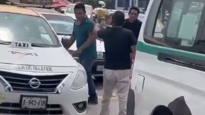 VIDEO: Taxista y chofer de combi ‘arreglan’ sus problemas a media avenida