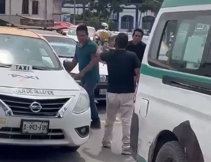 VIDEO: Taxista y chofer de combi ‘arreglan’ sus problemas a media avenida