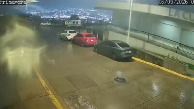 VIDEO: Relámpago cae en un fraccionamiento y alerta a vecinos por la madrugada
