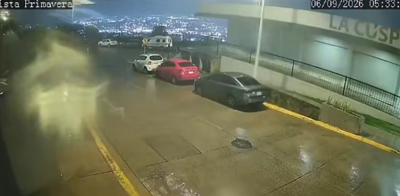VIDEO: Relámpago cae en un fraccionamiento y alerta a vecinos por la madrugada