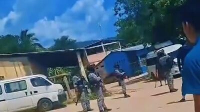 VIDEO: Guardia Nacional arroja bomba de gas a una casa y pobladores salen con machetes