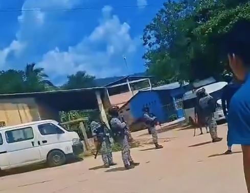 VIDEO: Guardia Nacional arroja bomba de gas a una casa y pobladores salen con machetes