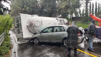 PÁNICO: Pipa de gas se voltea, cae sobre un auto y provoca gigantesco caos en la carretera