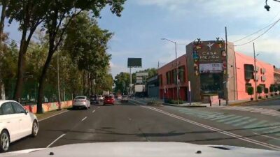 VIDEO: Conductor le avienta el carro y derriba a un motociclista en la avenida