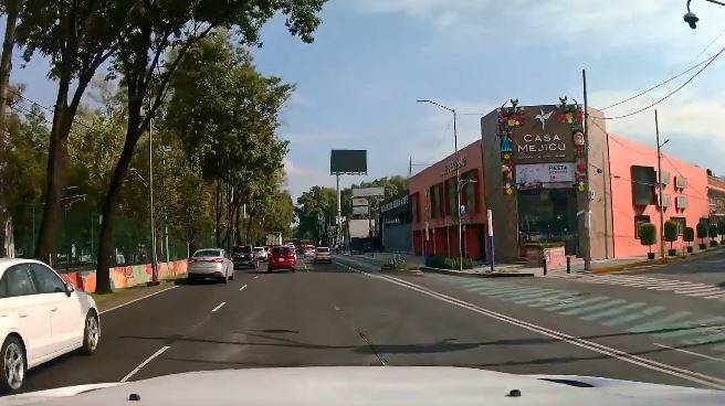 VIDEO: Conductor le avienta el carro y derriba a un motociclista en la avenida