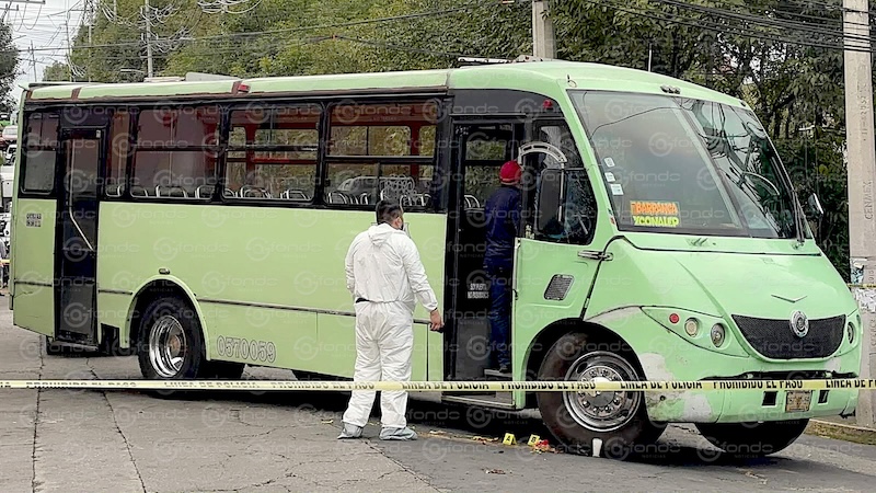 DRAMÁTICO. Abuelita con su bolsa de mandado muere arrollada por un camión de transporte público