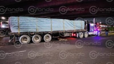 TERRIBLE: Debajo de un tráiler terminó su camino un motociclista que perdió el control