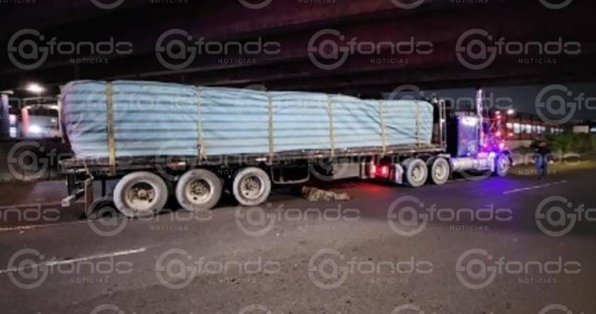 TERRIBLE: Debajo de un tráiler terminó su camino un motociclista que perdió el control