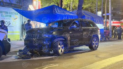VOLCADURA: Conductor de camioneta choca contra una patrulla, la voltea y hay heridos