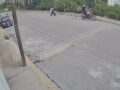VIDEO: Jovencita con su bebé en brazos es víctima de asaltantes en motocicleta