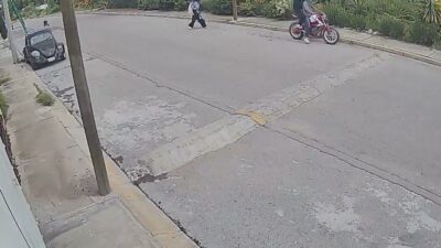 VIDEO: Jovencita con su bebé en brazos es víctima de asaltantes en motocicleta