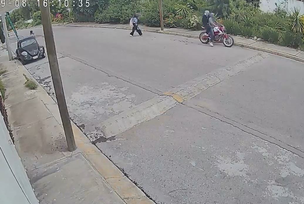 VIDEO: Jovencita con su bebé en brazos es víctima de asaltantes en motocicleta