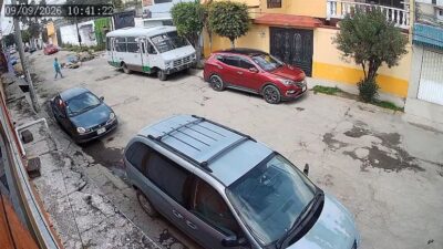 VIDEO: Graban otro atraco en Ecatepec; sujeto abre un microbús y se mete a robar