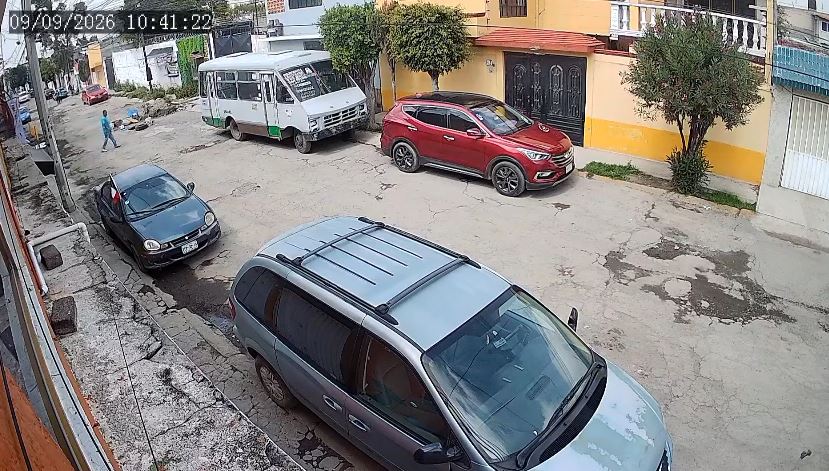 VIDEO: Graban otro atraco en Ecatepec; sujeto abre un microbús y se mete a robar