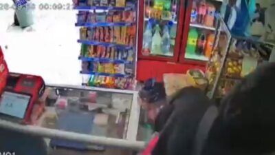 VIDEO: ‘¡No me hagas nada!’; empleada de tiendita vive momentos de terror en Edomex
