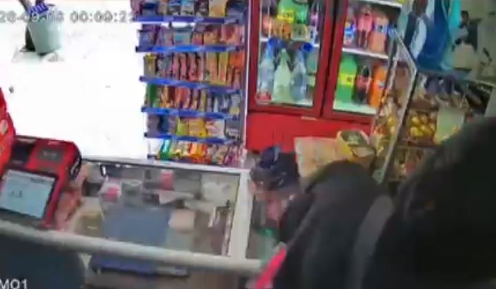 VIDEO: ‘¡No me hagas nada!’; empleada de tiendita vive momentos de terror en Edomex