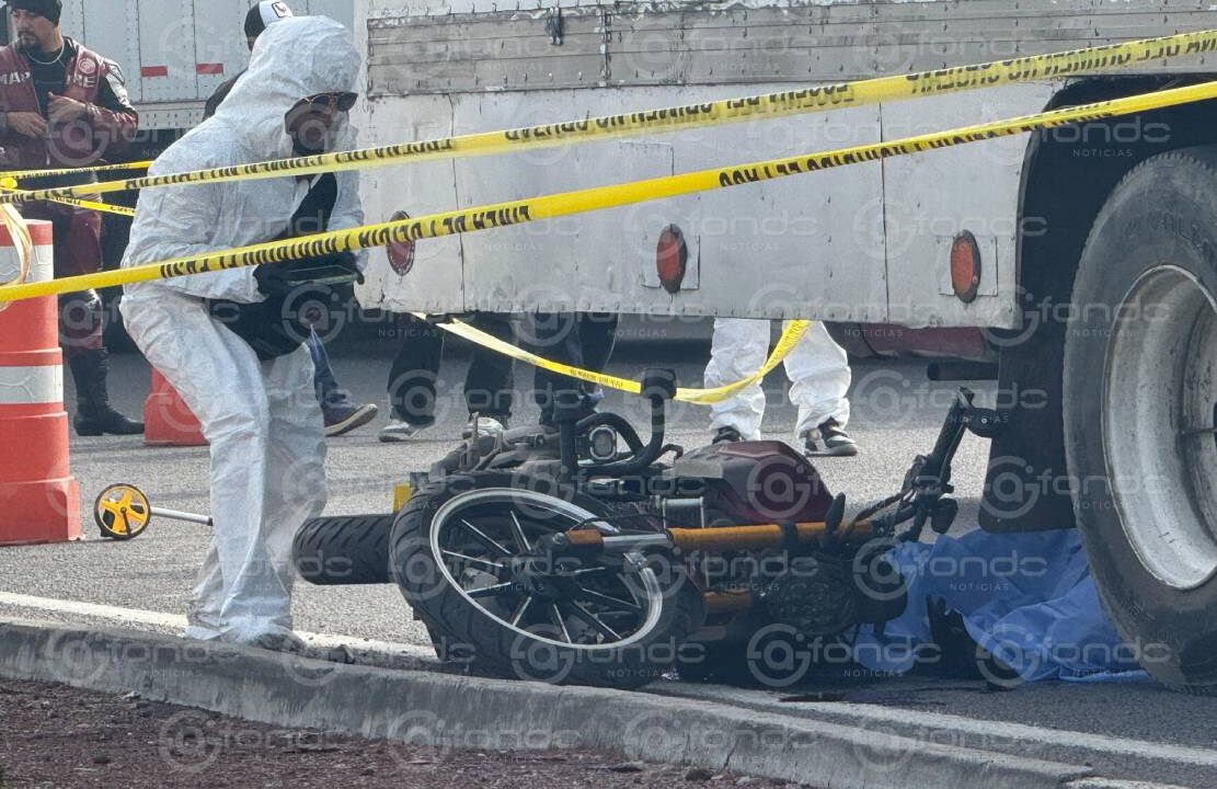 FATAL. Gravilla suelta en la autopista hizo que un biker derrapara y un camión le pasó encima