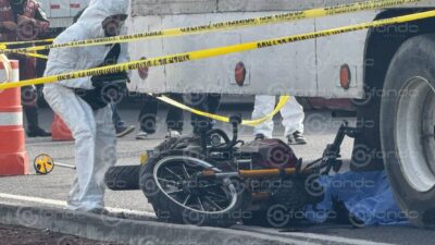 FATAL. Gravilla suelta en la autopista hizo que un biker derrapara y un camión le pasó encima