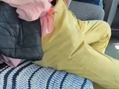 VIDEO: Fardero saca el botín de entre su ropa interior a bordo de una combi