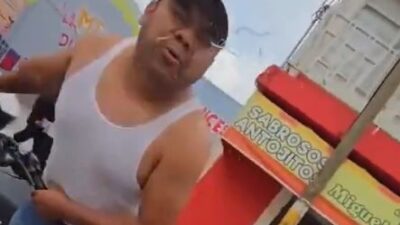 VIDEO: Pareja llevaba a sus 3 hijas en moto y agreden a un joven conductor