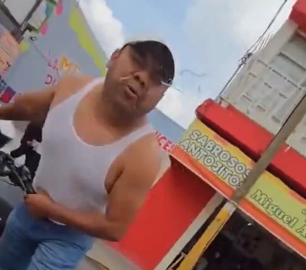 VIDEO: Pareja llevaba a sus 3 hijas en moto y agreden a un joven conductor