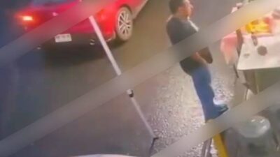 VIDEO: Señores compraban tamales cuando asaltantes armados les quitaron su auto