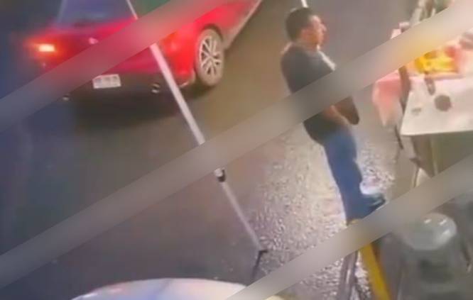 VIDEO: Señores compraban tamales cuando asaltantes armados les quitaron su auto